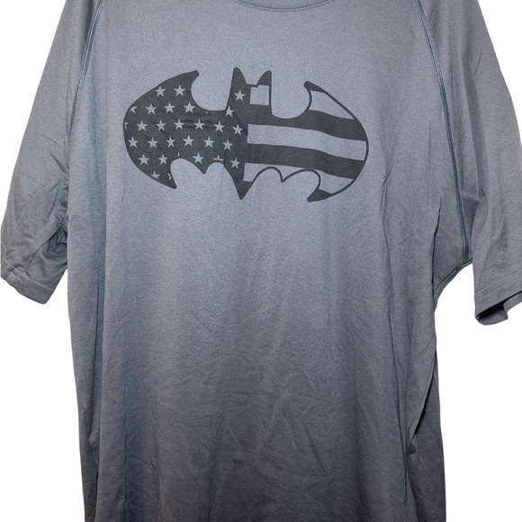 Under Armour HeatGear Men’s Short Sleeve Shirt Batman Logo Grey Size XL - Picture 4 of 9